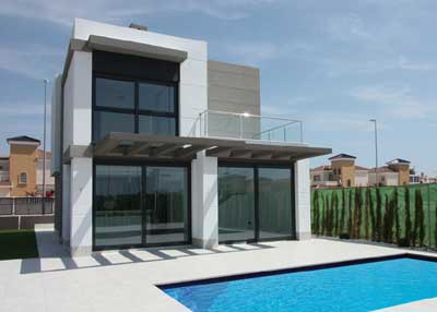 Detached Spanish villas for sale in El Raso